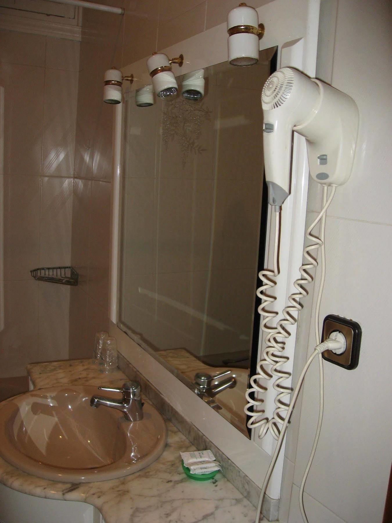 Hostal Maria Cristina Madrid Eksteriør billede