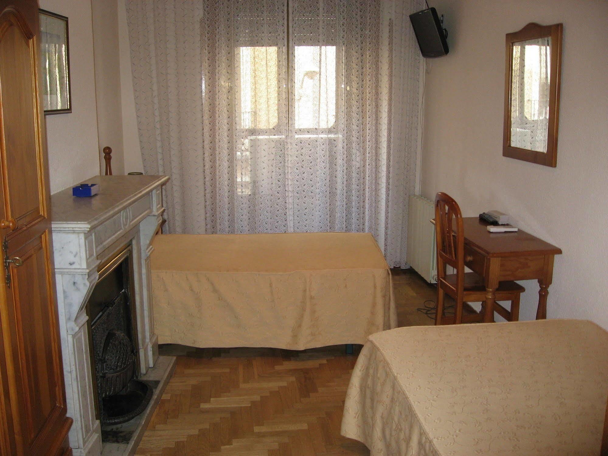 Hostal Maria Cristina Madrid Eksteriør billede
